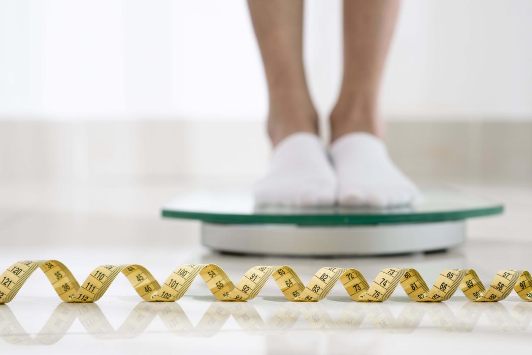 Pies sobre balanza indicando pérdida de peso